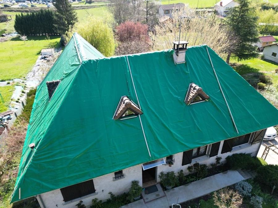 Toiture entièrement bâchée après sinistre — vue aérienne