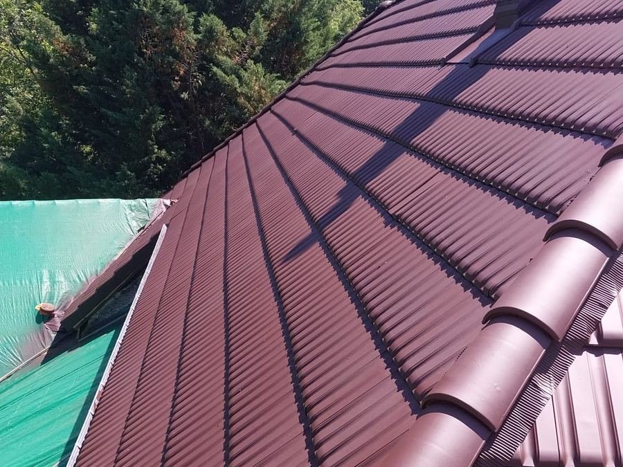 Toiture refaite en tuiles après le bâchage d'urgence