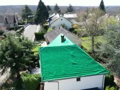 Maison bâchée en attente de réfection de couverture